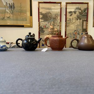 Vier Chinese theepotten in Yixing steengoed, blauw-wit en monochroom zwart porselein, Kangxi en later — foto 24