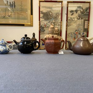 Vier Chinese theepotten in Yixing steengoed, blauw-wit en monochroom zwart porselein, Kangxi en later — foto 26