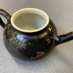 Vier Chinese theepotten in Yixing steengoed, blauw-wit en monochroom zwart porselein, Kangxi en later — foto 36