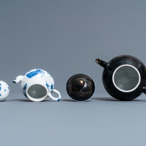 Vier Chinese theepotten in Yixing steengoed, blauw-wit en monochroom zwart porselein, Kangxi en later — foto 8