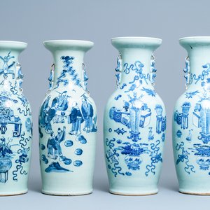 Vier Chinese vazen met blauw-wit decor op celadon fondkleur, 19e eeuw — foto 1