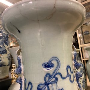Vier Chinese vazen met blauw-wit decor op celadon fondkleur, 19e eeuw — foto 11