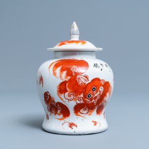 Vier Chinese vazen met ijzerrood decor van boeddhistische leeuwen, 19/20e eeuw — foto 10