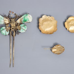 Vier Chinese zilveren sieraden met jade en ijsvogelveren, 19/20e eeuw — foto 3