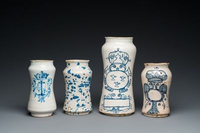 Vier diverse blauw-witte albarelli of apothekerspotten, Spanje en Italië, 17/18e eeuw