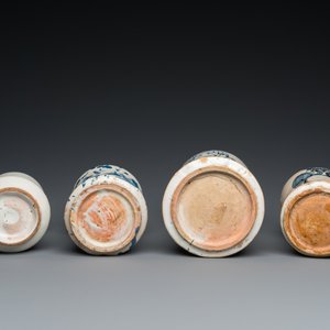 Vier diverse blauw-witte albarelli of apothekerspotten, Spanje en Italië, 17/18e eeuw — foto 7
