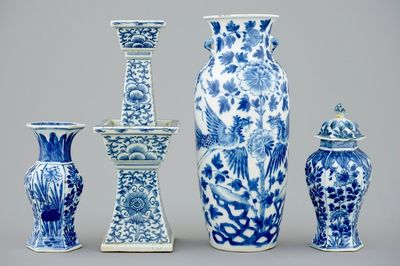 Vier diverse Chinese blauw-witte vazen, 18e en 19e eeuw