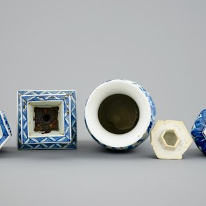 Vier diverse Chinese blauw-witte vazen, 18e en 19e eeuw — foto 5