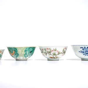 Vier diverse Chinese famille rose en blauwwitte kommen, 19/20e eeuw — foto 1