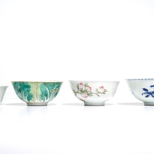 Vier diverse Chinese famille rose en blauwwitte kommen, 19/20e eeuw — foto 4