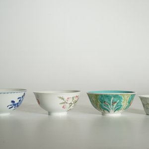 Vier diverse Chinese famille rose en blauwwitte kommen, 19/20e eeuw — foto 10
