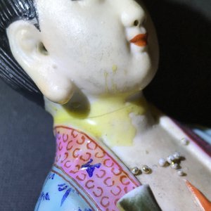 Vier diverse Chinese famille rose figuren, drie met zegelmerk, 19/20e eeuw — foto 17