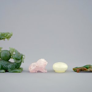Vier diverse Chinese snijwerkjes in jadeiet, quartz en andere gesteentes, 19/20e eeuw — foto 6