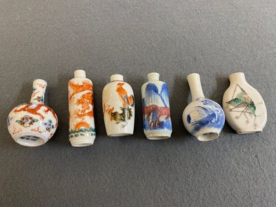 Vier diverse Chinese snuifflessen en twee miniatuur vaasjes, 19/20e eeuw — foto 1