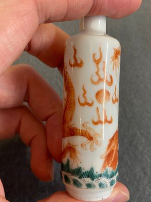 Vier diverse Chinese snuifflessen en twee miniatuur vaasjes, 19/20e eeuw — foto 7