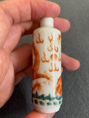 Vier diverse Chinese snuifflessen en twee miniatuur vaasjes, 19/20e eeuw — foto 9