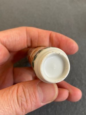 Vier diverse Chinese snuifflessen en twee miniatuur vaasjes, 19/20e eeuw — foto 10