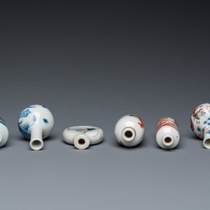 Vier diverse Chinese snuifflessen en twee miniatuur vaasjes, 19/20e eeuw — foto 6