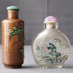 Vier diverse Chinese snuifflessen in porselein en glas, 19/20e eeuw — foto 14