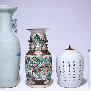 Vier diverse Chinese vazen, w.o. blauw wit op celadon fond en famille rose, 19/20e eeuw — foto 3