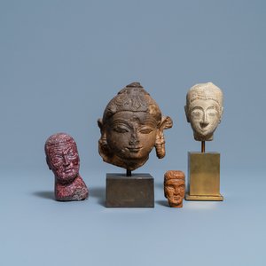 Vier diverse gesculpteerde stenen koppen, 17e eeuw en later — foto 1