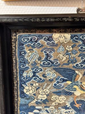 Vier gekaderde Chinese met gouddraad geborduurde zijden 'rank badges', 19e eeuw — foto 5