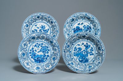 Vier gelobde Chinese blauw-witte schotels met floraal decor, Kangxi