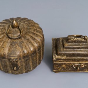Vier Indische Gujarat bronzen votieve beelden en twee bronzen dekseldozen, 16e eeuw en later — foto 5