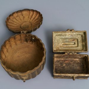 Vier Indische Gujarat bronzen votieve beelden en twee bronzen dekseldozen, 16e eeuw en later — foto 6