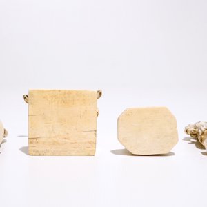 Vier ivoren sculpuren, een miniatuur reisaltaar en een thermometer, Dieppe en andere ateliers, 19e eeuw — foto 7
