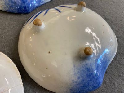 Vier Japanse blauw-witte driepotige perzikvormige schotels met kraanvogels, Edo, 18/19e eeuw — foto 4