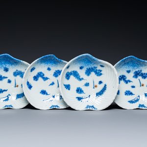 Vier Japanse blauw-witte driepotige perzikvormige schotels met kraanvogels, Edo, 18/19e eeuw — foto 1