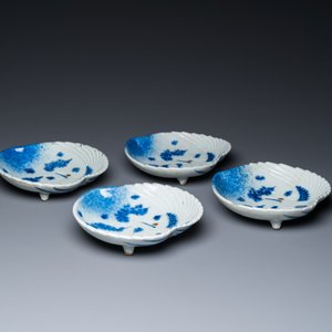 Vier Japanse blauw-witte driepotige perzikvormige schotels met kraanvogels, Edo, 18/19e eeuw — foto 4