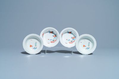 Vier Japanse Kakiemon-stijl kommen met floraal decor en spelende jongens, Edo, 18/19e eeuw