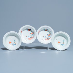 Vier Japanse Kakiemon-stijl kommen met floraal decor en spelende jongens, Edo, 18/19e eeuw — foto 1