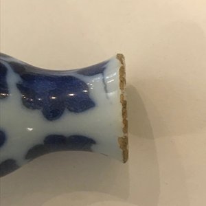 Vier kleine blauwwitte en kasjmier palet Delftse vaasjes, eind 17e eeuw — foto 8