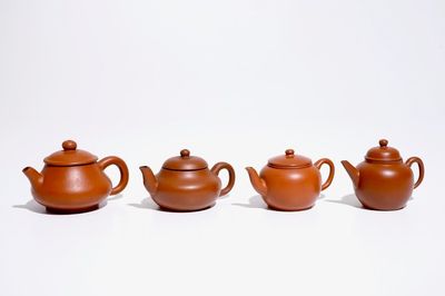 Vier kleine Chinese Yixing steengoed theepotten met deksels, 19/20e eeuw