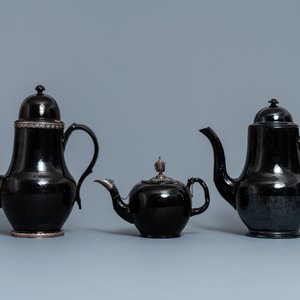 Vier koffiekannen en een theepot in zwart aardewerk met zilveren montuur, Namen, 18e eeuw — foto 4