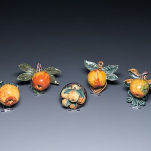 Vier polychrome Delftse hangende appels en een zeldzaam tafelstuk met appels en peren, 18e eeuw — foto 1