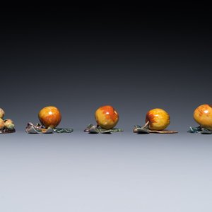 Vier polychrome Delftse hangende appels en een zeldzaam tafelstuk met appels en peren, 18e eeuw — foto 5