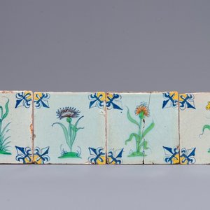 Vier polychrome Delftse tegels met bloemen, 17e eeuw — foto 1