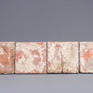 Vier polychrome Delftse tegels met bloemen, 17e eeuw — foto 2