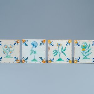 Vier polychrome Delftse tegels met bloemen, 1e helft 17e eeuw — foto 1