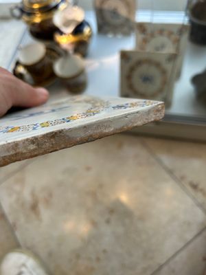 Vier polychrome Delftse tegels met dieren in aigretterand, Haarlem, 17e eeuw — foto 6