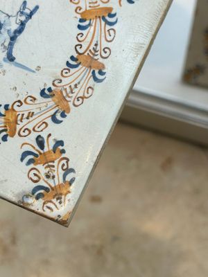 Vier polychrome Delftse tegels met dieren in aigretterand, Haarlem, 17e eeuw — foto 9
