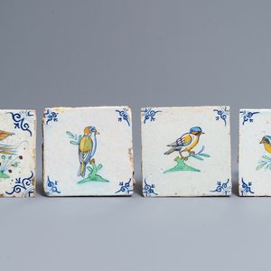 Vier polychrome Delftse tegels met vogels, 17e eeuw — foto 1