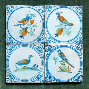 Vier polychrome tegels met vogels in medaillons, Haarlem, 17e eeuw — foto 2