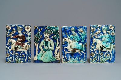 Vier Qajar tegels met reliëfdecor van valkeniers, soldaat te paard en geknielde man, Iran, 19e eeuw