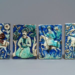 Vier Qajar tegels met reliëfdecor van valkeniers, soldaat te paard en geknielde man, Iran, 19e eeuw — foto 1