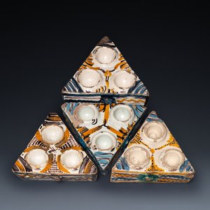 Vier Spaanse polychrome driehoekige specerijenbakjes, Talavera, 18e eeuw — foto 1